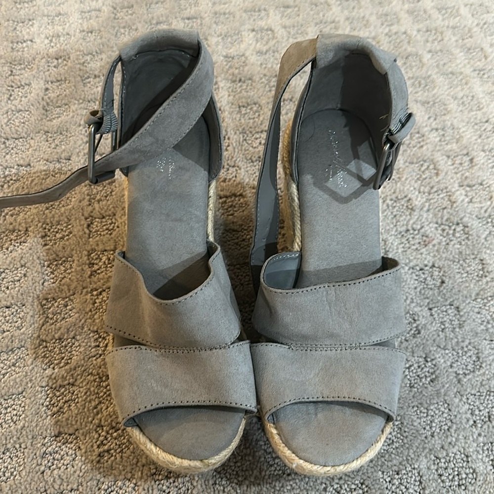 Universal Thread Gray Wedges